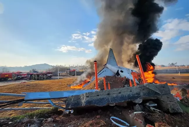 Güney Kore'de yolcu uçağı pistten çıkıp duvara çarptı! 85 kişi hayatını kaybetti