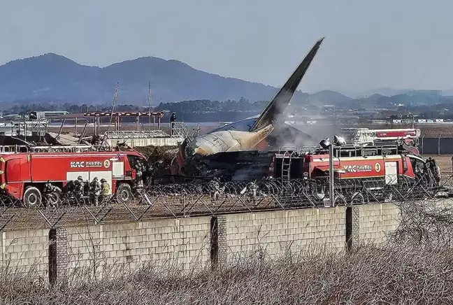 Güney Kore'deki uçak kazasından ilk görüntüler