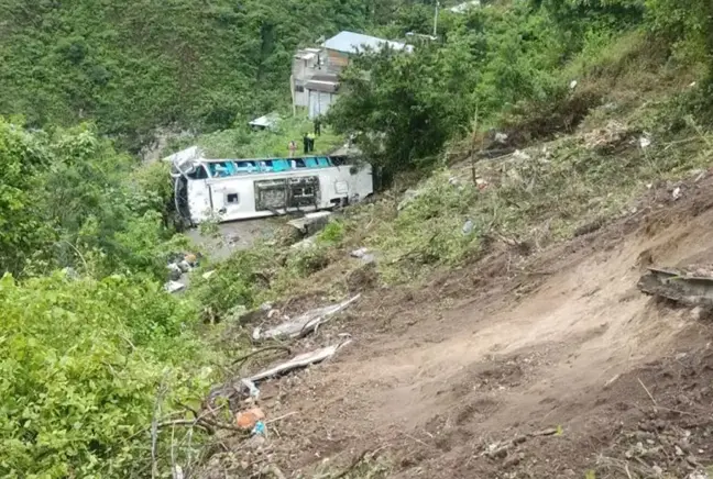 Turist otobüsü uçuruma yuvarlandı: 12 yolcu hayatını kaybetti