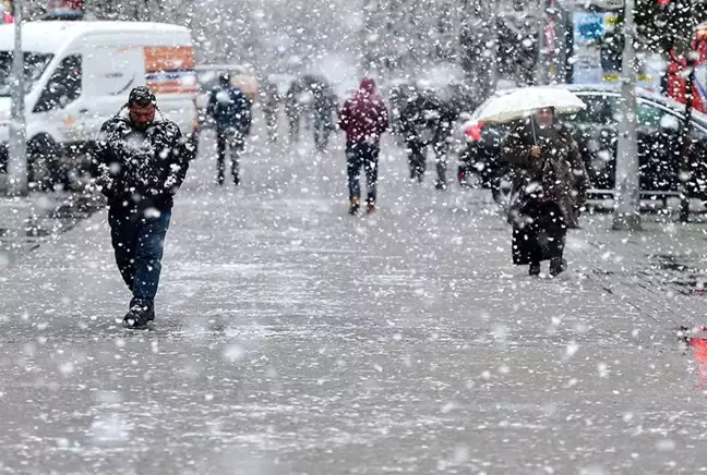 Meteoroloji uzmanı İstanbul'a kar yağışı için tarih verdi! Lapa lapa yağacak