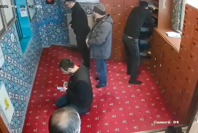 Beyoğlu'nda camide namaz kılıyor gibi yapıp ayakkabı çaldı