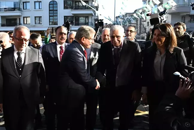 DEM Parti'nin İmralı heyetinden Gelecek Partisi'ne ziyaret! Davutoğlu kapıda karşıladı