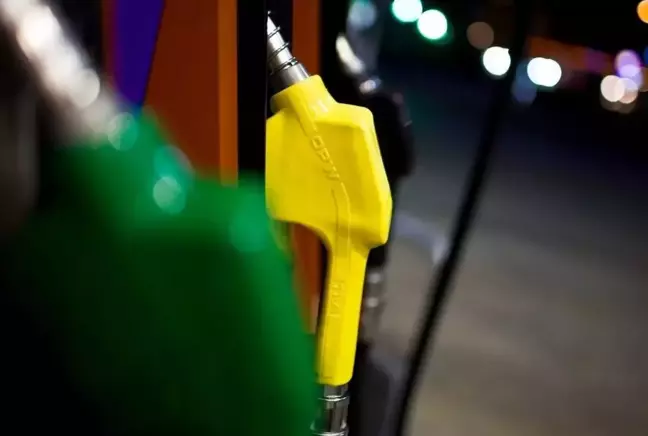 Benzine gece yarısı sessiz sedasız 1 lira 25 kuruş zam geldi