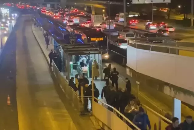 Metrobüs durağında rastgele ateş açtı