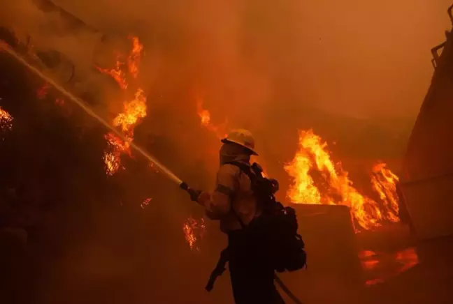 ABD'nin California eyaletinde korkutan yangın: 30 bin kişiye tahliye emri verildi