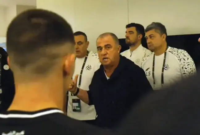 Bakışlara dikkat! Fatih Terim'in soyunma odasında sarf ettiği cümle takımı şampiyon yapar