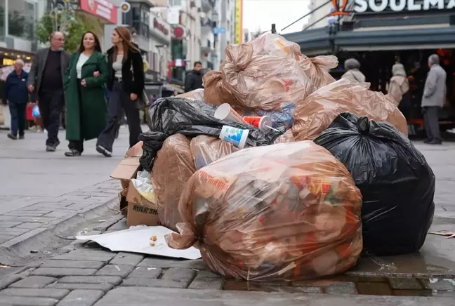 İzmir'de belediye çalışanlarının eylemi nedeniyle sokaklarda çöp yığınları oluştu