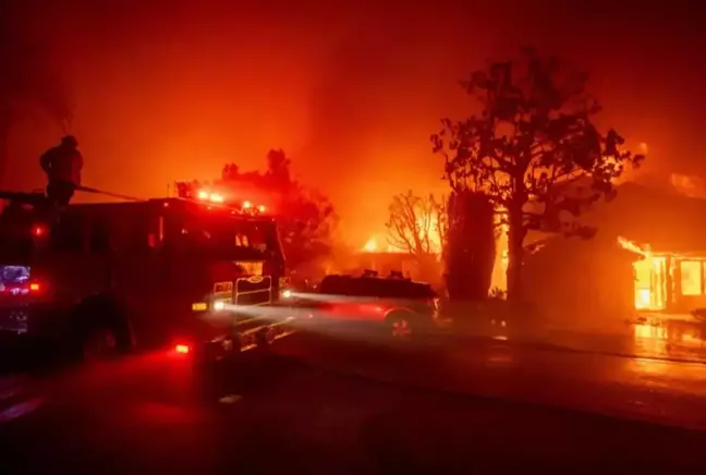 ABD'nin Los Angeles kentinde çıkan orman yangını nedeniyle acil durum ilan edildi