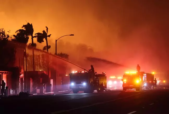 Yangında evini kaybeden ünlüler Los Angeles yönetimine isyan etti: İklim krizi değil cahil aptal