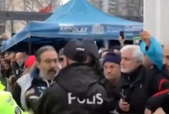 Ferdi Tayfur'un cenaze töreninde ünlü oyuncuyu yaka paça dışarı atmak istediler