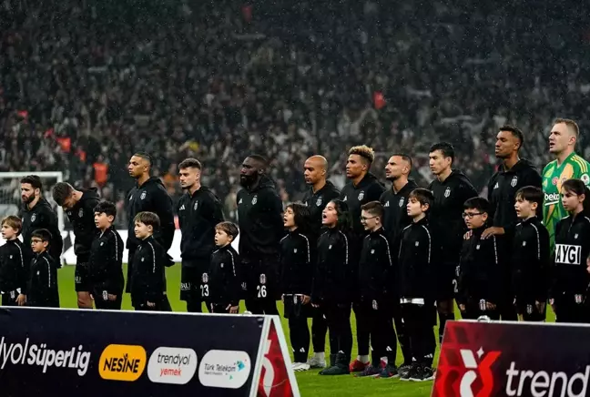 Sahayı sağlık ekibi eşliğinde terk etti: Beşiktaş'ta korkutan sakatlık