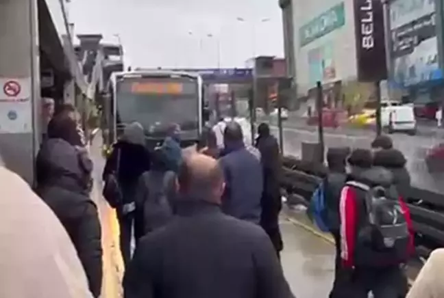 Metrobüsler durağı pas geçti! Çileden çıkan vatandaşlar yolu kesti