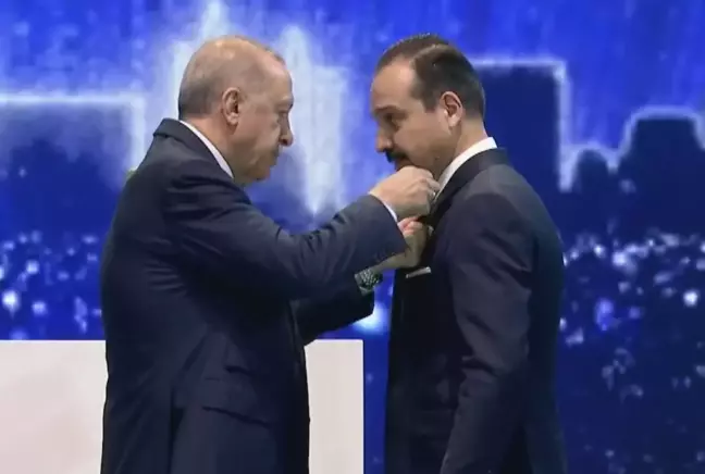 Cumhurbaşkanı Erdoğan, Kürşad Zorlu'Ya Ak Parti Rozetini Taktı