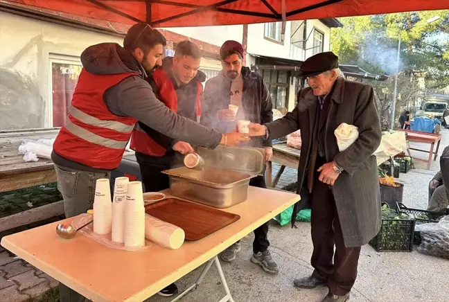 Güdül Belediyesi’nden Pazara Sıcak Çorba İkramı