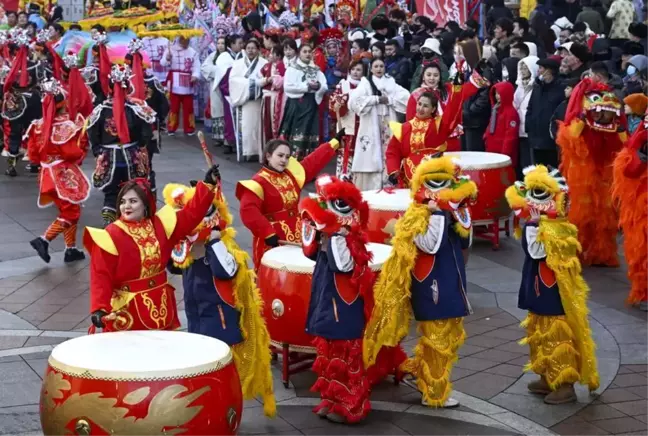 Urumqi'de Geleneksel Shehuo Performansları Sergilendi