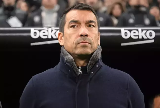 Beşiktaş'ın kovduğu Van Bronckhorst işsiz kalmadı