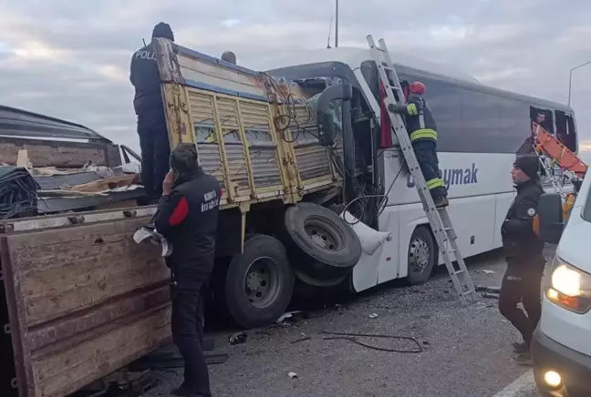 Konya'da zincirleme kaza! Yolcu otobüsündeki 3 kişi öldü, 33 kişi yaralandı