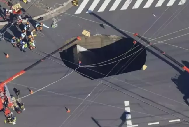 Japonya'da yol çöktü, kamyonet dev çukura düştü