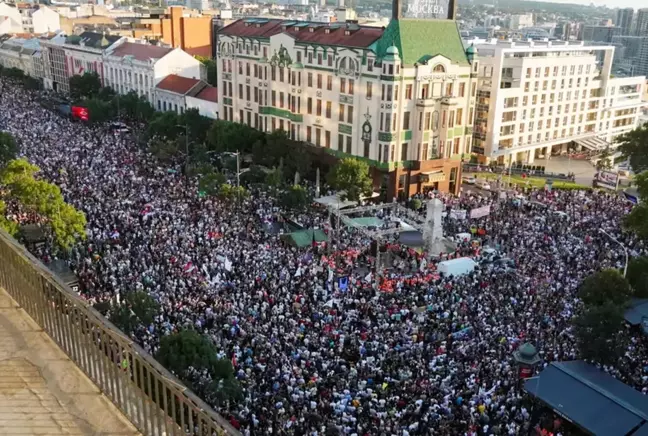 Protestolarla yangın yerine dönen Sırbistan'da Başbakan Vucevic istifa etti