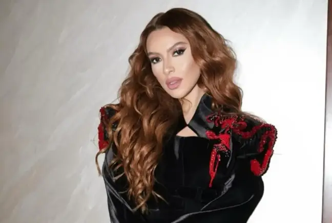 Hadise'den TSK'dan ihraç edilen teğmenlere destek