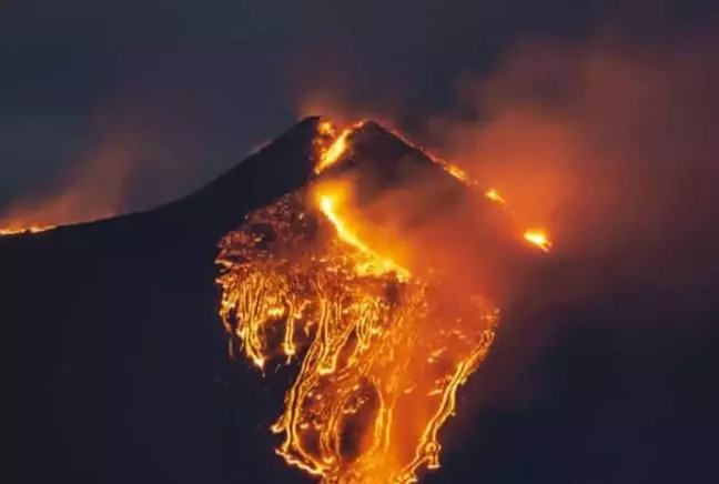 Etna Yanardağı'nda güçlü lav akıntısı meydana geldi