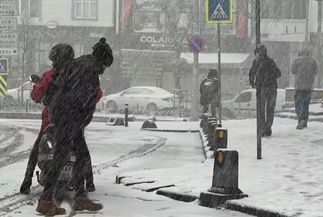 İstanbul'da 4 ilçe beyaza büründü, AKOM ve valilikten peş peşe uyarı geldi