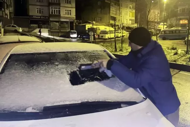 İstanbul buz tuttu, vatandaşlar yürümekte zorlandı