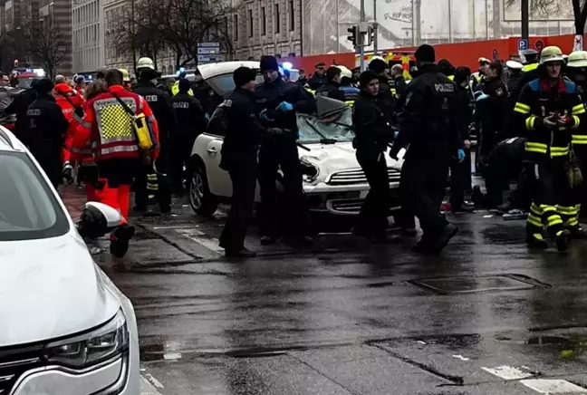 Almanya'da bir araç kalabalığın arasına daldı: 2'si ağır 20 yaralı var