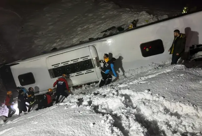 Bingöl'de yolcu otobüsü devrildi: 5 ölü, 30'dan fazla yaralı