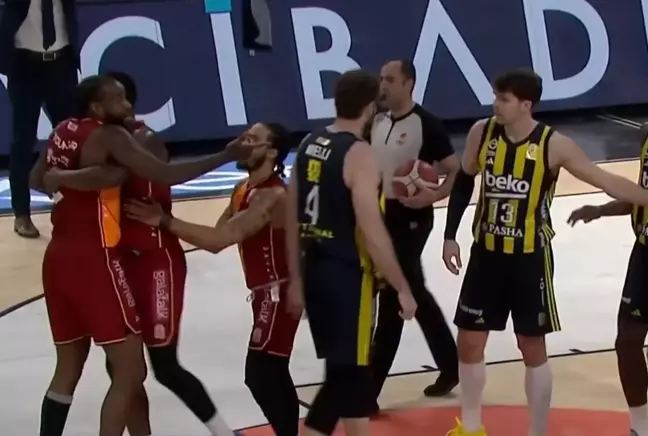 Basketbolda Fenerbahçe-Galatasaray maçı yarıda kaldı