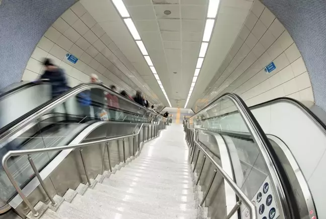 İstanbul'da metrolardaki onlarca yürüyen merdiven aynı anda durdu