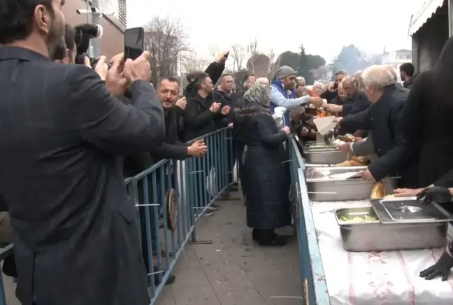 4 bin 500 kişi sıraya girdi! Tam 1 ton hamsi ücretsiz dağıtıldı, büyük izdiham yaşandı