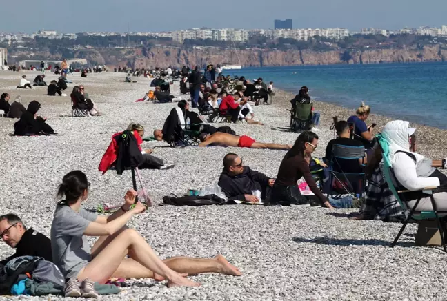 Tüm Türkiye'de kara kış hakimken Antalya sahilleri akın akın doldu