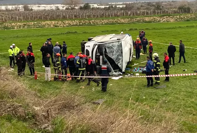 Denizli'ye turnuvaya giden öğrencileri taşıyan midibüs devrildi: 2 ölü, 26 yaralı