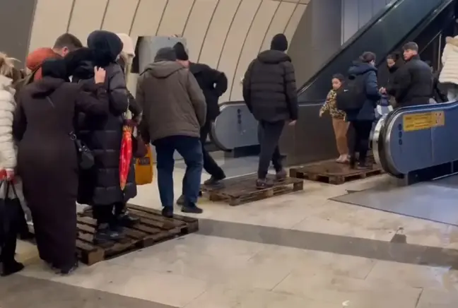 Metrobüs alt geçidini su bastı, vatandaşlar suların içinde yürümek zorunda kaldı