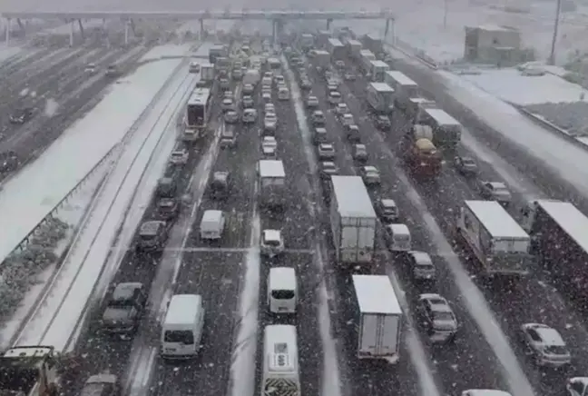 İstanbul'da hayat durma noktasında! Trafik yoğunluğu yüzde 90'a ulaştı