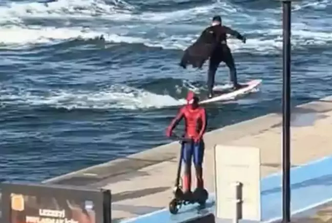 Bebek'te Batman sörf yaptı, Spider Man scooter kullandı