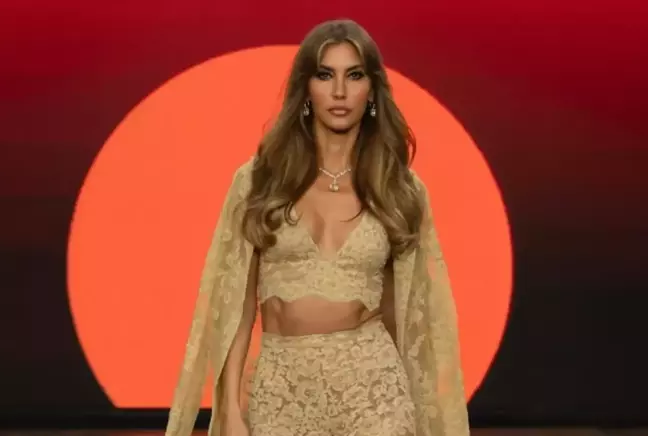 46 yaşındaki Çağla Şıkel'in fit vücudu Londra Moda Haftası'na damga vurdu