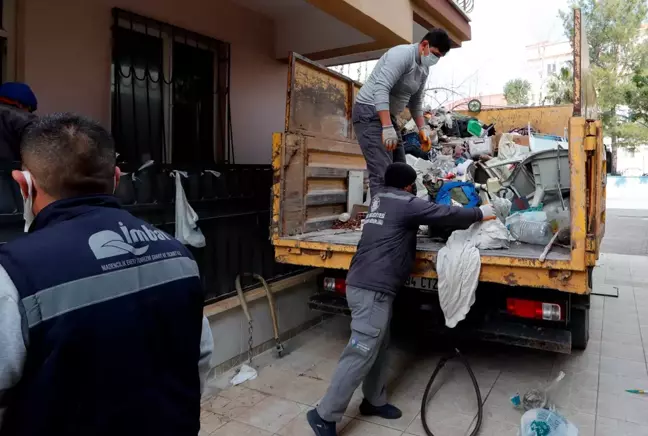 Hayatını kaybeden emekli öğretmenin evinden iki kamyon çöp çıktı