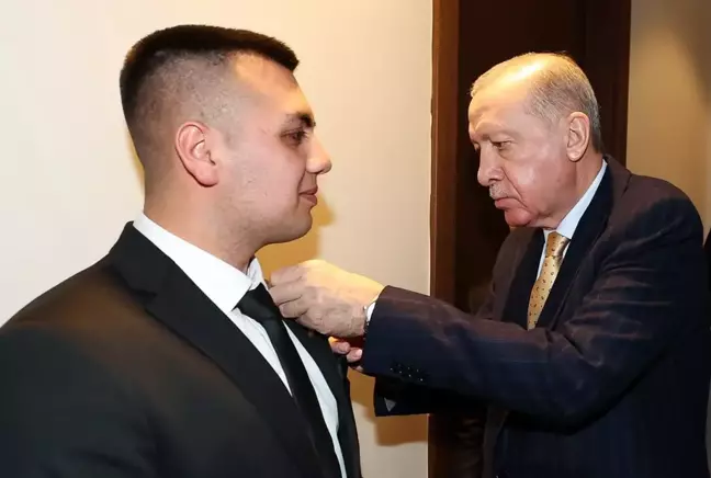 Cumhurbaşkanı Erdoğan AK Parti'ye katılan Recep Tayyip Erdoğan'a rozetini taktı