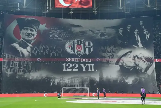 Beşiktaş tribünlerinden 122. yıla özel devasa koreografi