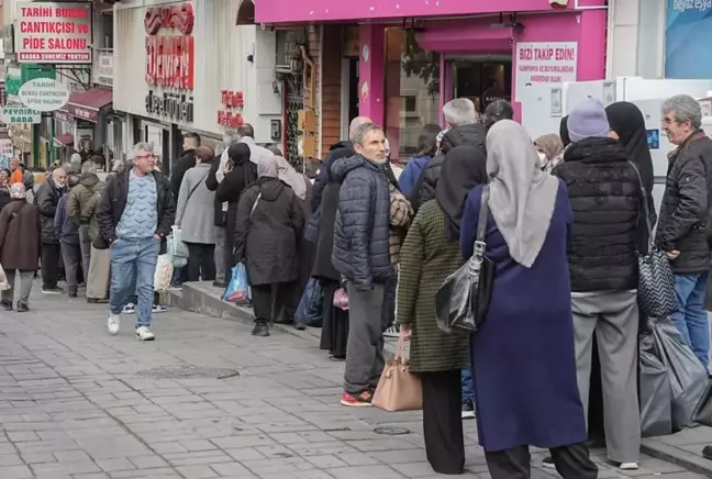 Fiyatı duyan koştu! 1 saat sırada bekleyip esnafa teşekkür ettiler