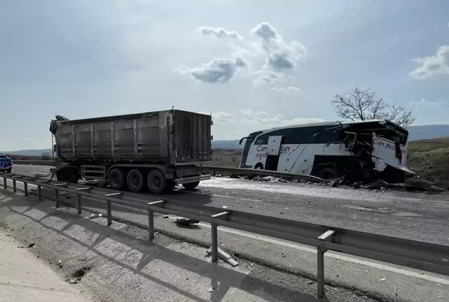 Bozüyük'te tır yolcu otobüsüne arkadan çarptı! Çok sayıda yaralı var