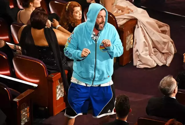 Adam Sandler'ın Oscar stili gündem oldu: Adam ne giyiyorsun?