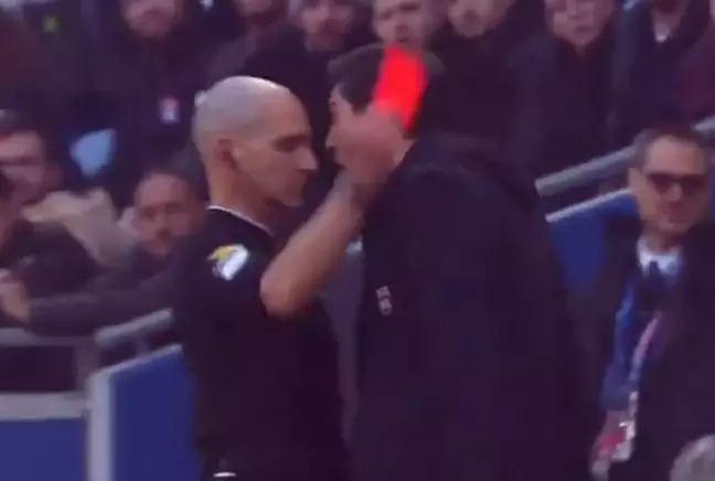 Kırmızı kart gören antrenör öfke nöbeti geçirdi