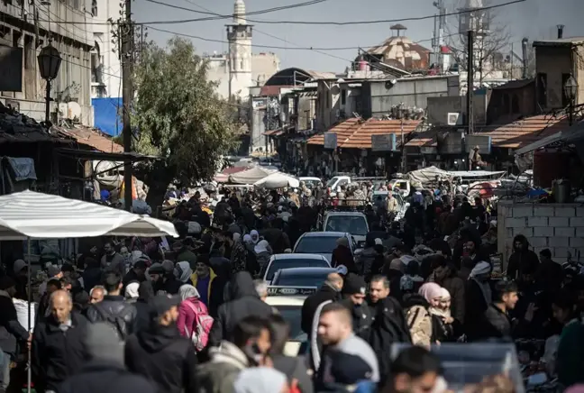 Suriye'de 12 bin memur görevden alındı