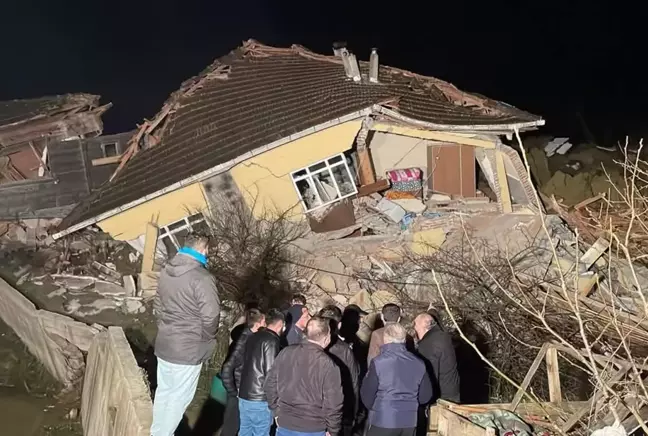 Sinop'ta heyelan! 2 ev yıkıldı, karı-koca enkazdan kurtarıldı