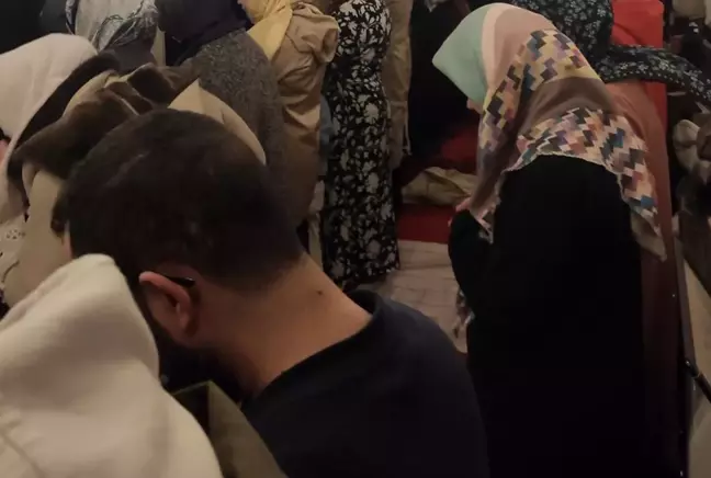 İstanbul'daki camide tartışmalara yol açan fotoğraf
