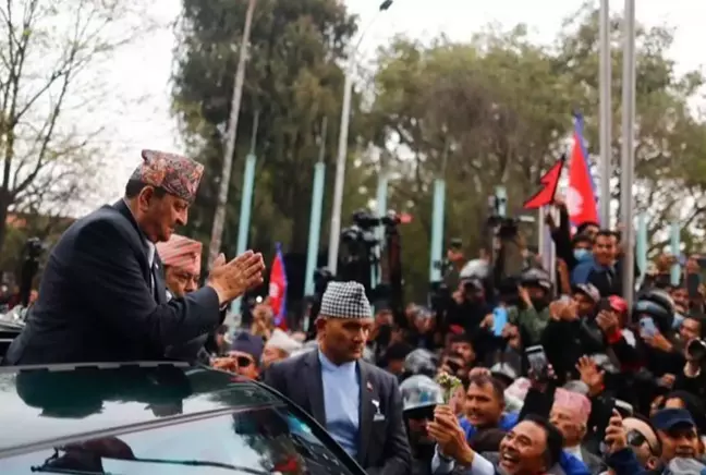 Nepal'de sokaklara dökülen halk monarşi istedi