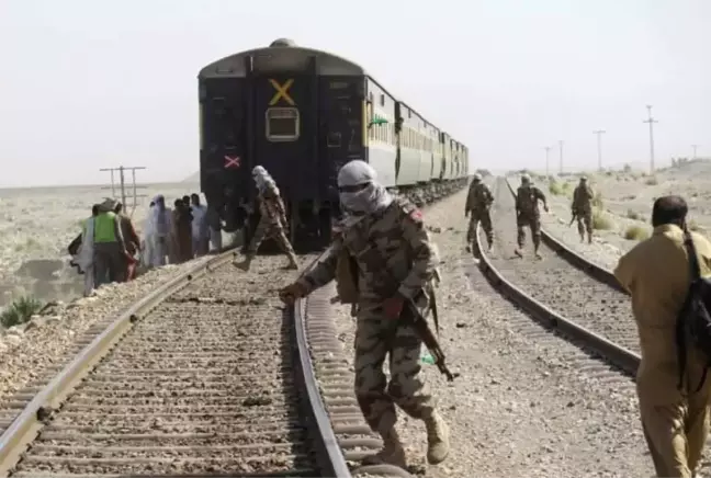 Pakistan'da tren saldırısı! Militanlar 450 yolcuyu rehin aldı